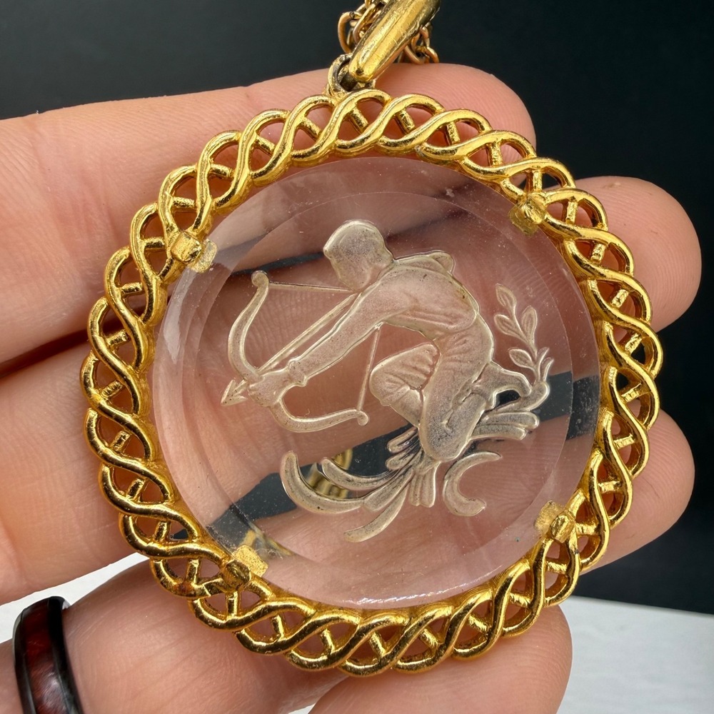 Vintage Trifari Sagittarius Zodiac Necklace Gold Tone Intaglio Glass 20”